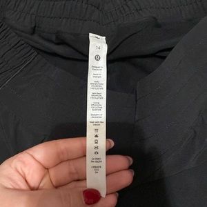 Lululemon Hotty Hot High-Rise Black Skirt. Only worn once, in perfect condition